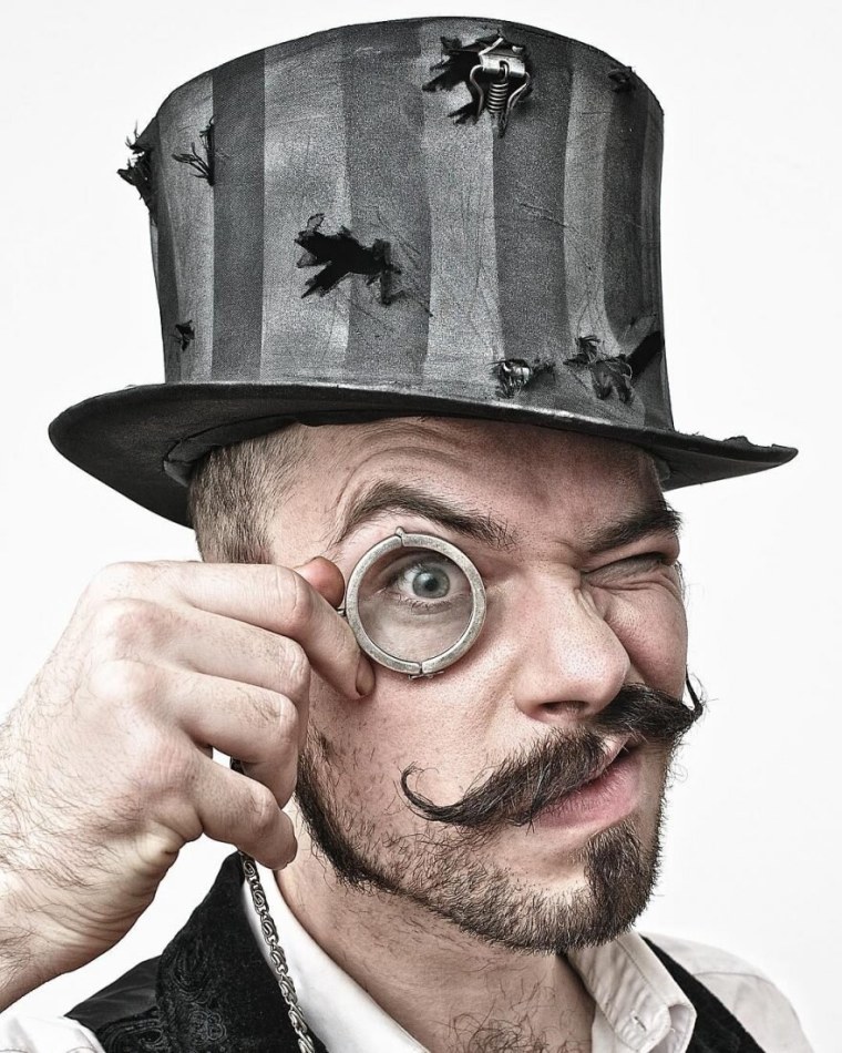 Мужчина в пенсне