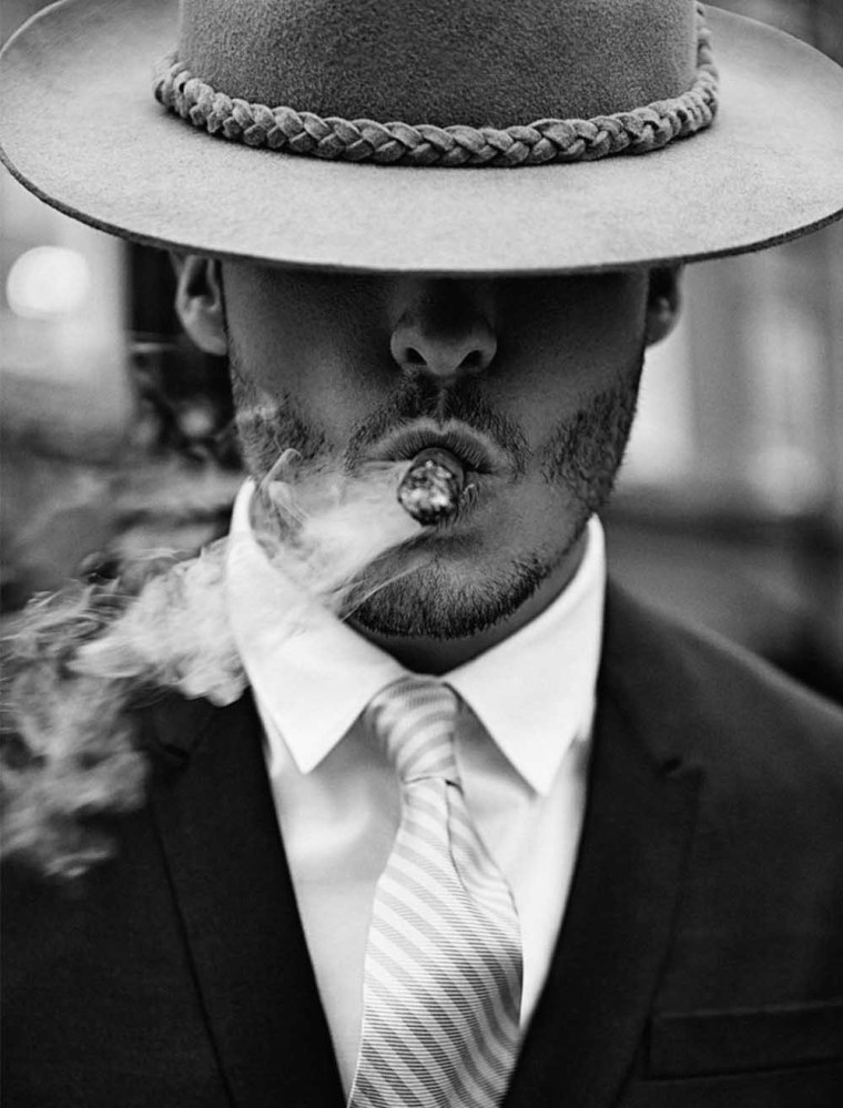 Мужчина в шляпе с сигарой