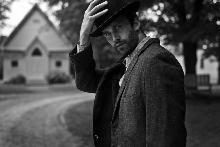 Мужчина оглядывается назад