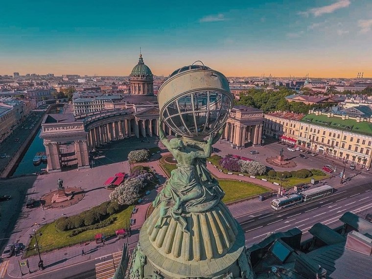 Питер дом Зингера собор