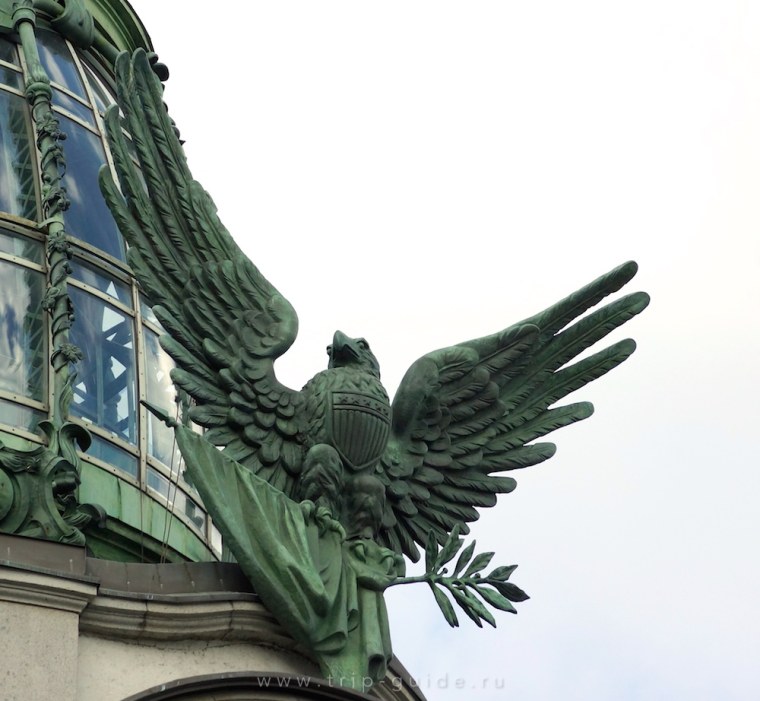 Орел на доме Зингера