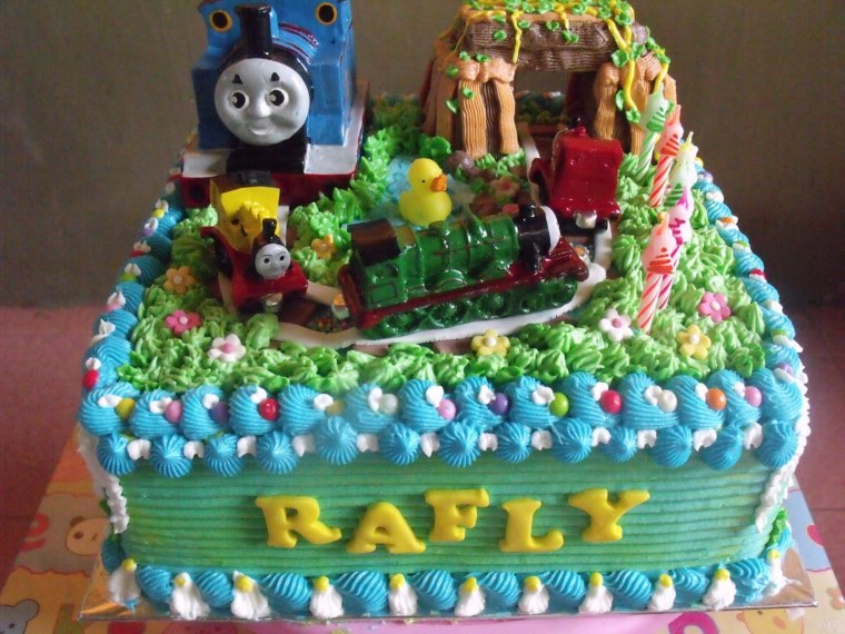 Торт паровозик Томас из крема