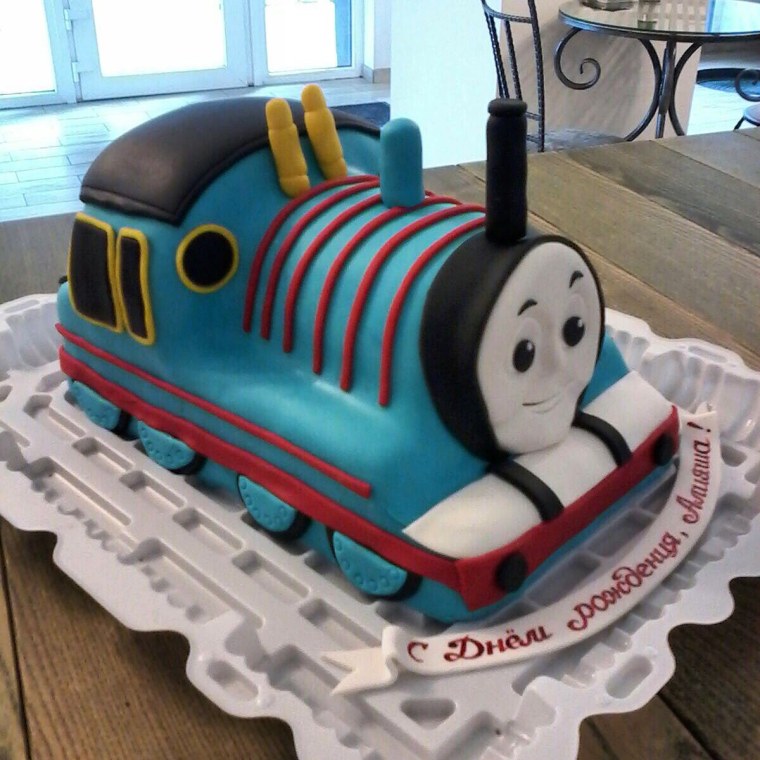 Торт с паровозами из мультика