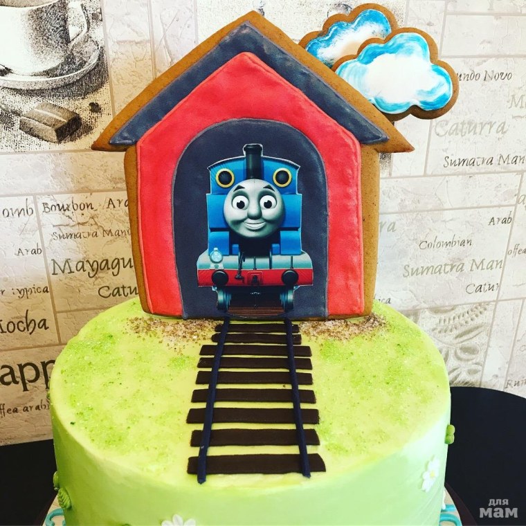 Торт с паровозиком Томасом с пряниками
