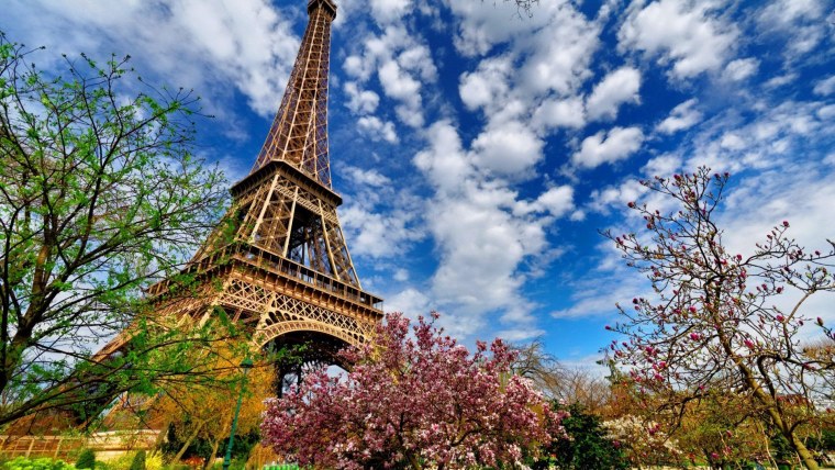 Эйфелева башня в Париже