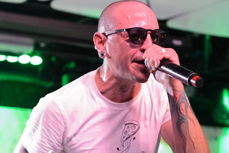 Честер Беннингтон улыбается