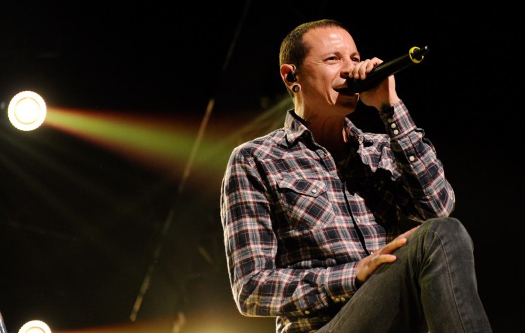 Честер Беннингтон с микрофоном