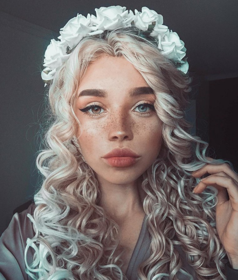 Девушкитс необвчной анешностью