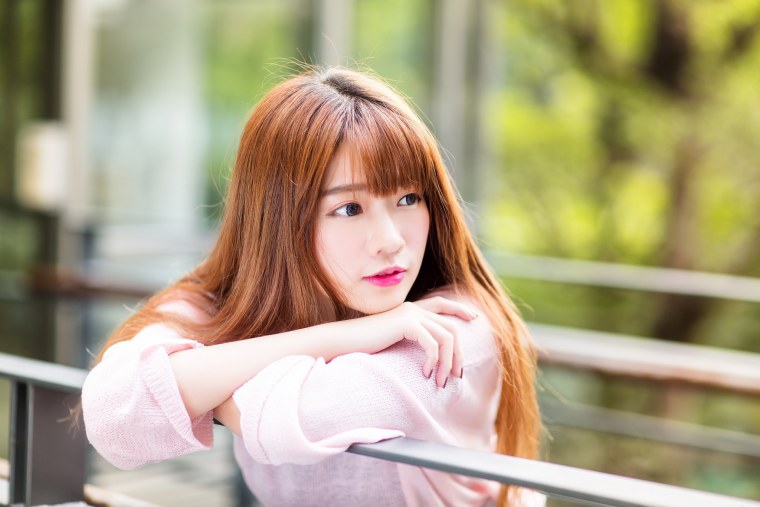 Девушка на темном фоне