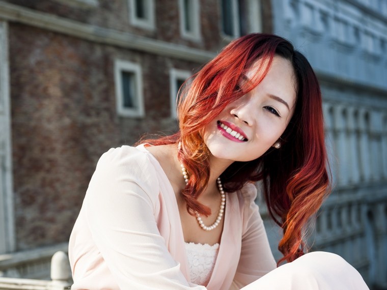 Азиатская девочка в голубом платье