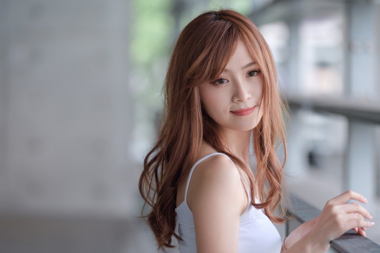 Девушка волосы азиатка на Светлом фоне