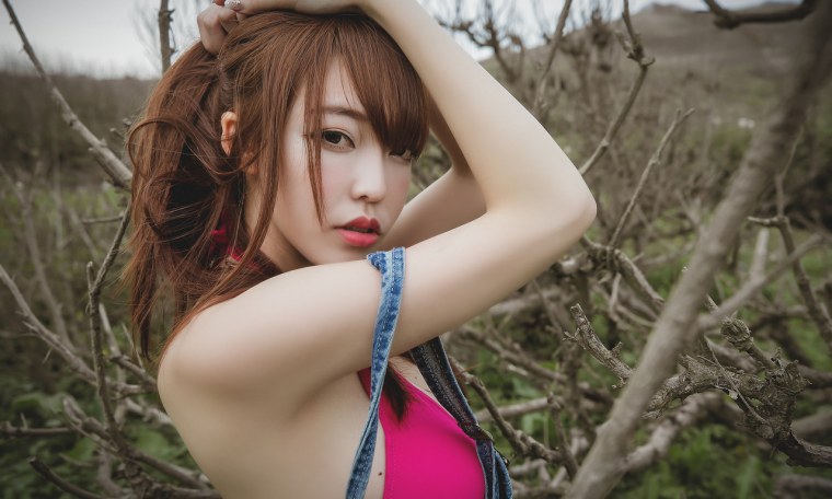 Азиатка с рыжими кудрями