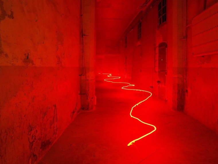 Красный неон цвет