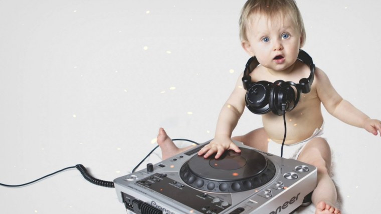 Ребенок диджей