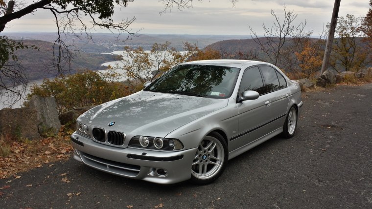БМВ е39 серебристая