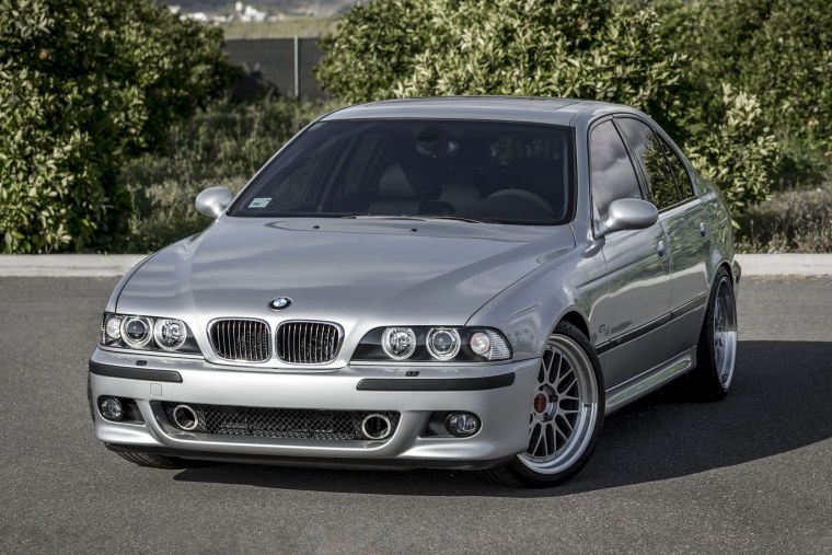 БМВ е39 серая