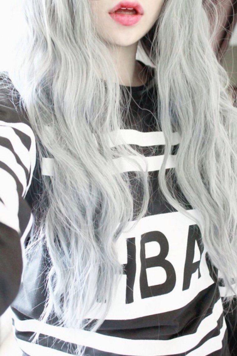 Девушка с пепельными волосами тумблер