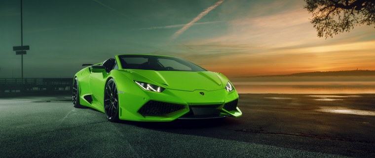 Ярко зеленая машина