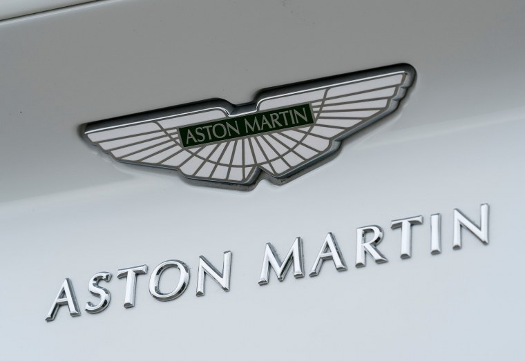 Астон Мартин значок на багажнике