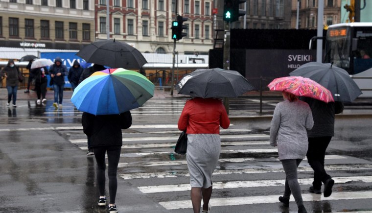 Зонтик под дождем