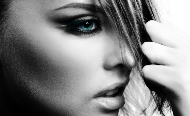 Лицо девушки черно белое