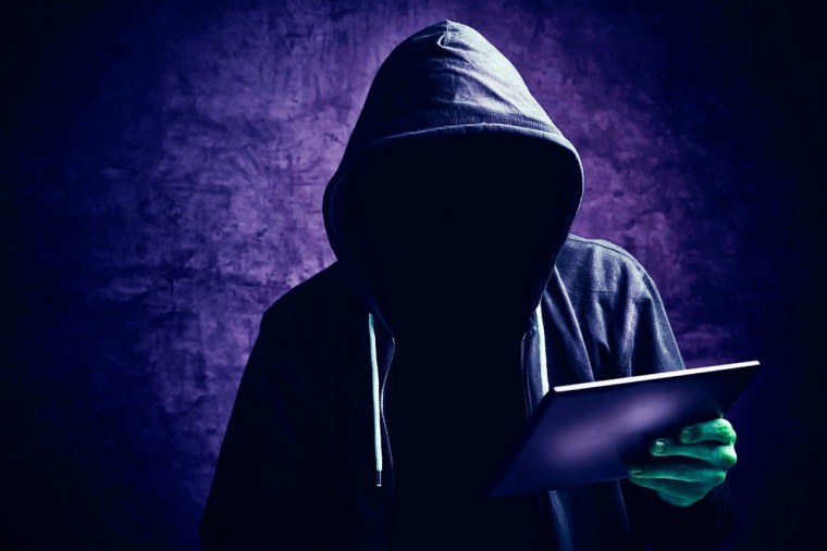 В капюшоне за компьютером