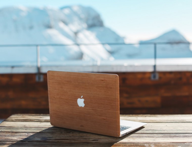 Макбук крышка на столе