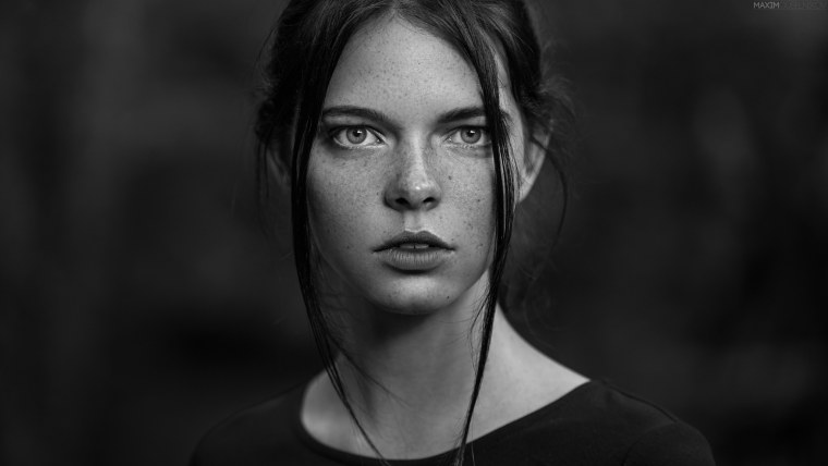 Грустная девушка