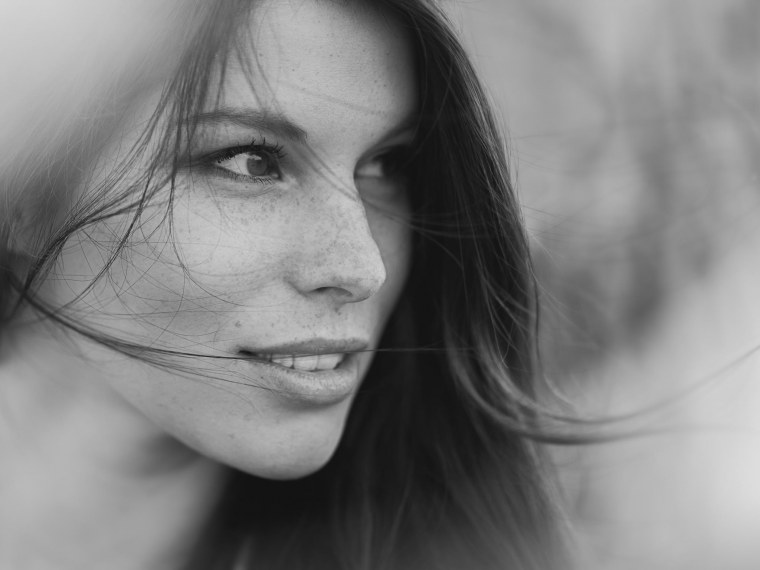 Лицо девушки черно белое