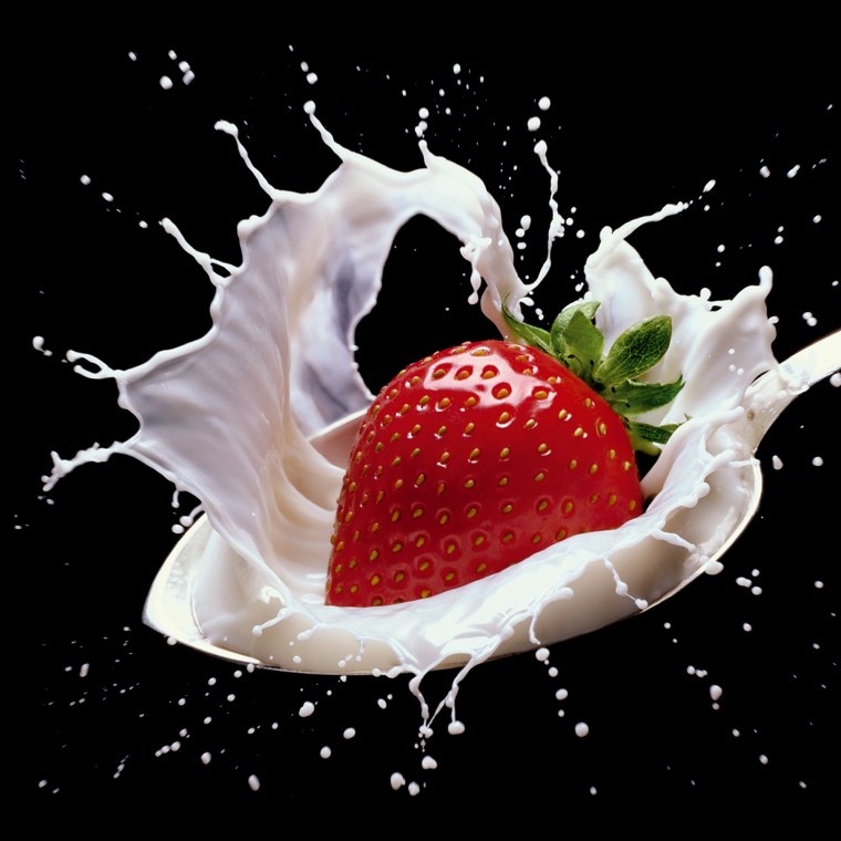 Клубника на черном фоне