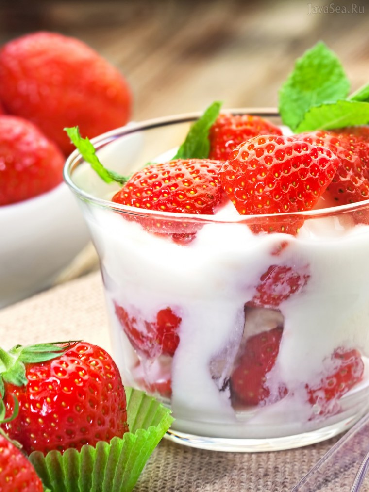 Красивый десерт с клубникой