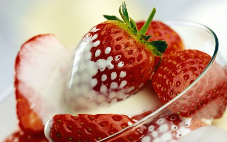 Обои на телефон клубника со сливками