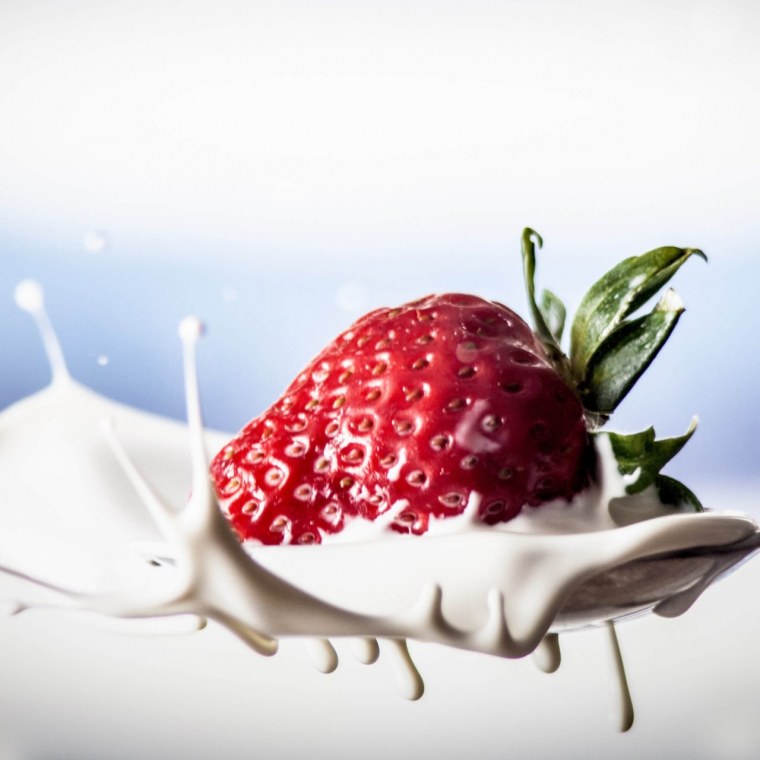 Клубника в молоке