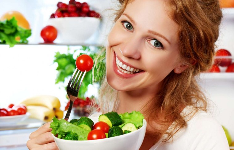 Девушка и здоровое питание фрукты