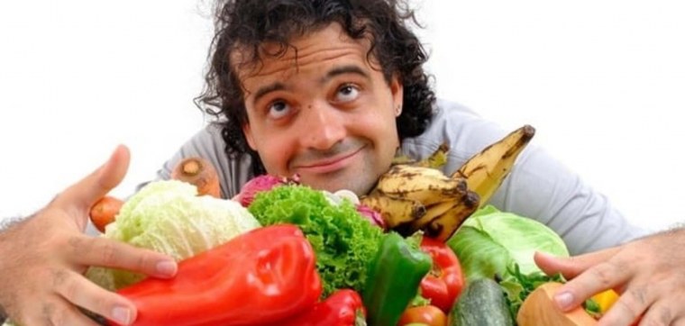 Человек ест овощи