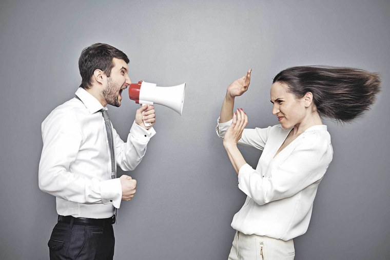 Человек кричит на человека