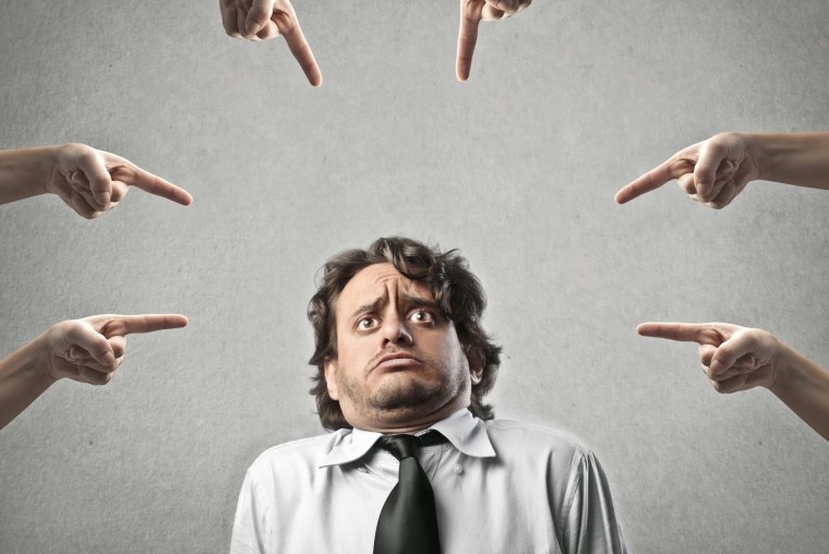 Человек критикует