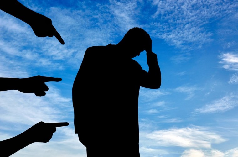 Люди осуждают других