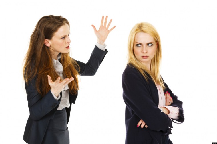 Человек критикует