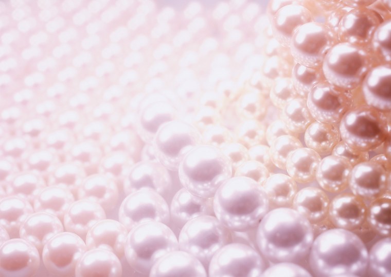 Жемчуг на розовом фоне