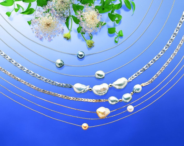 Жемчуг на синем фоне