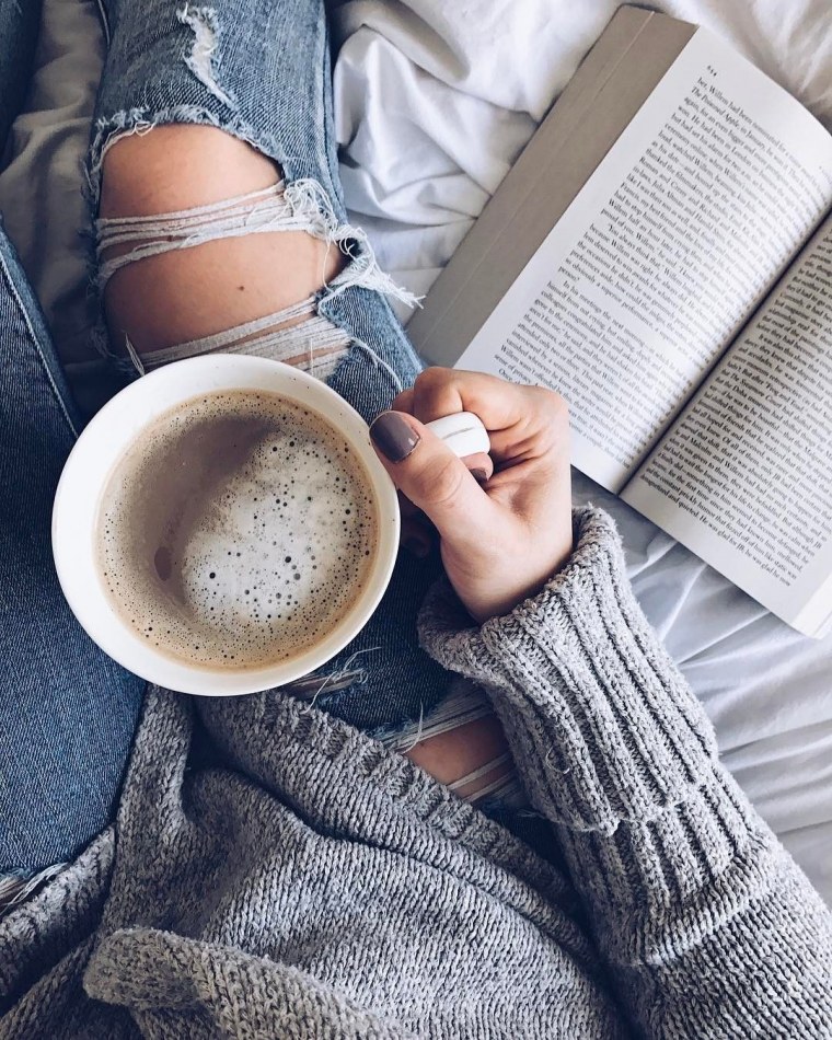 Девушка с кофе в руках