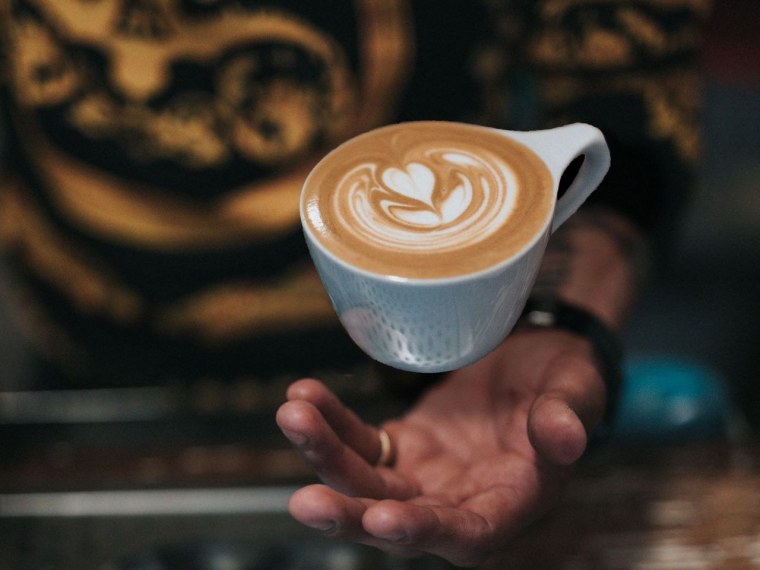 Кружка кофе в руках