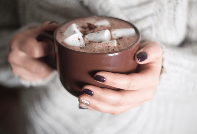 Кружка какао в руках