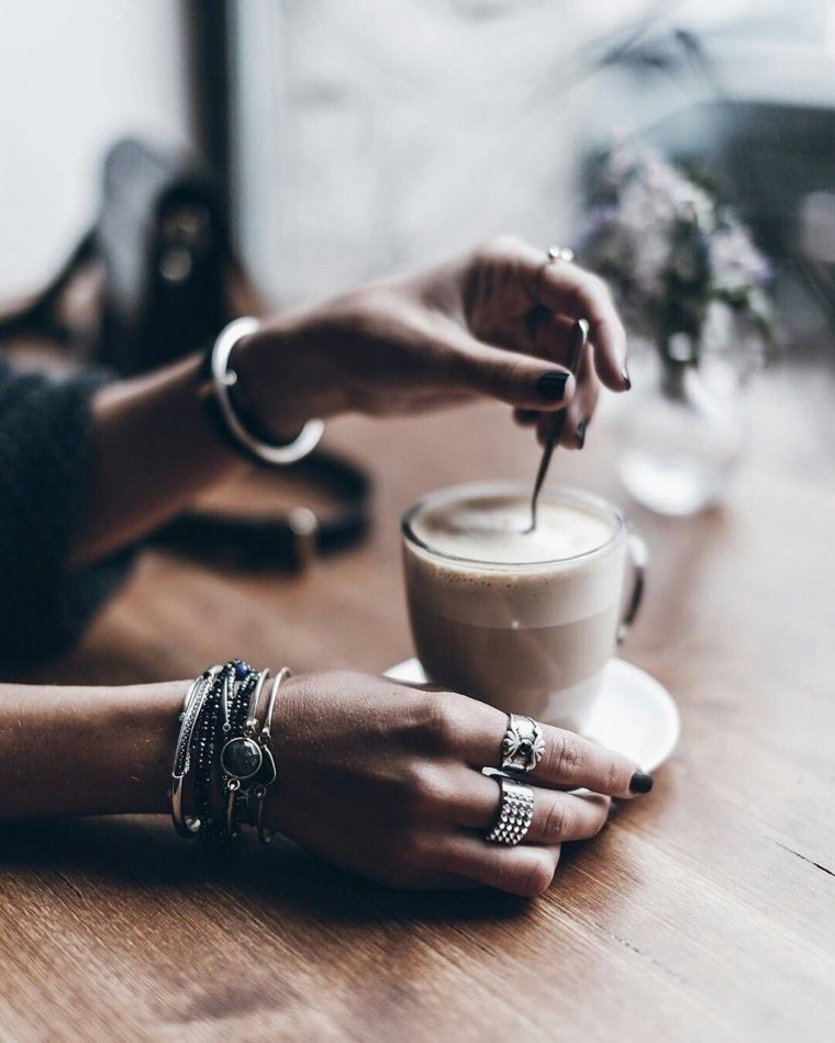 Стаканчик кофе в руке