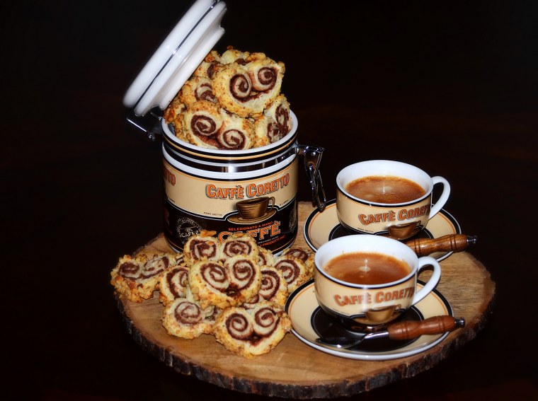 Две чашки ароматного кофе