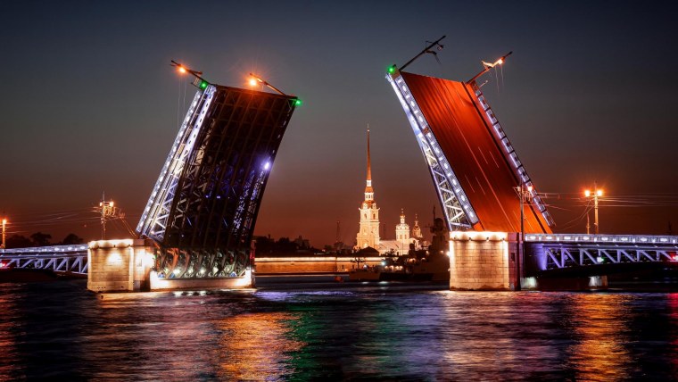 Дворцовый мост в Санкт-Петербурге