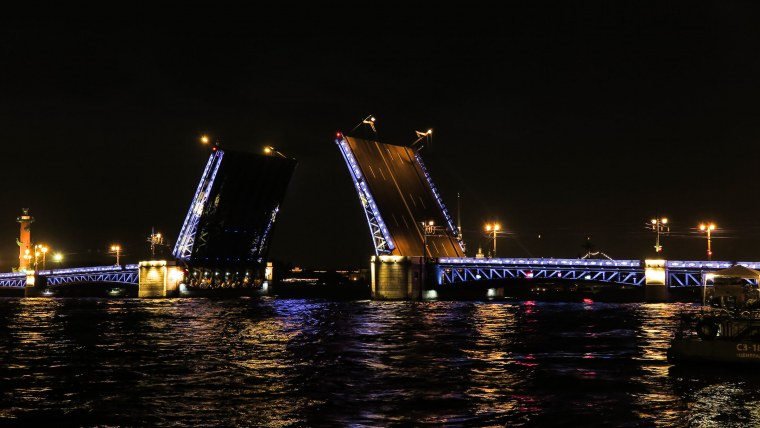 Дворцовый мост ночью в Санкт-Петербурге