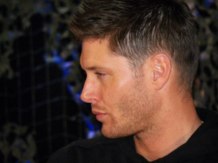 Дженсен Эклз прическа