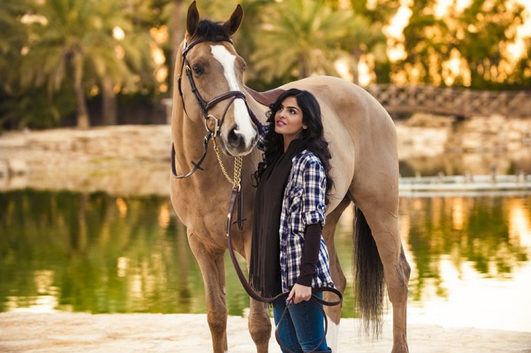 Брюнетка на коне